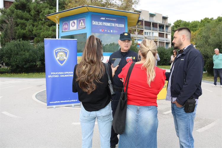 Slika /PU splitsko-dalmatinska 2022/dan ljubaznosti nagrade.JPG